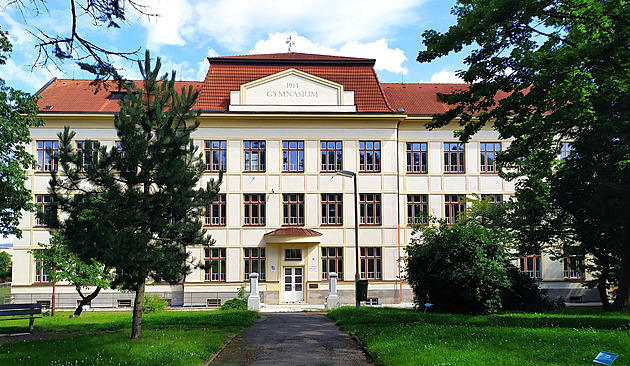 Student vyhrožoval střední škole, přímo ze třídy si ho odvezla policie