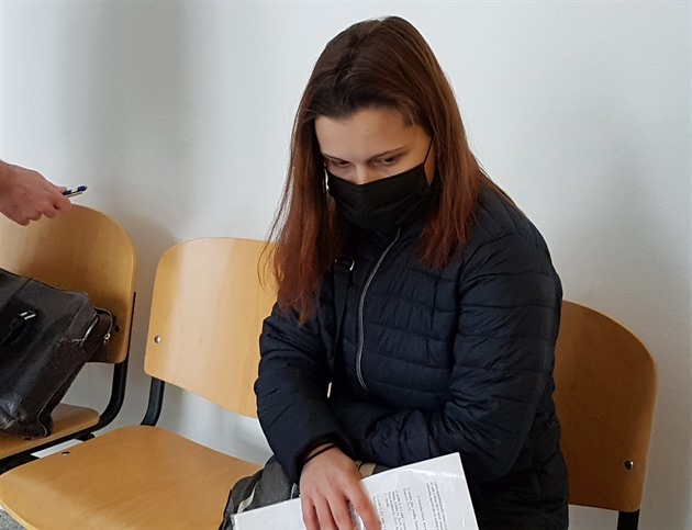 Přihlížela fatálnímu týrání tříletého syna. Po půlce trestu je žena z vězení venku