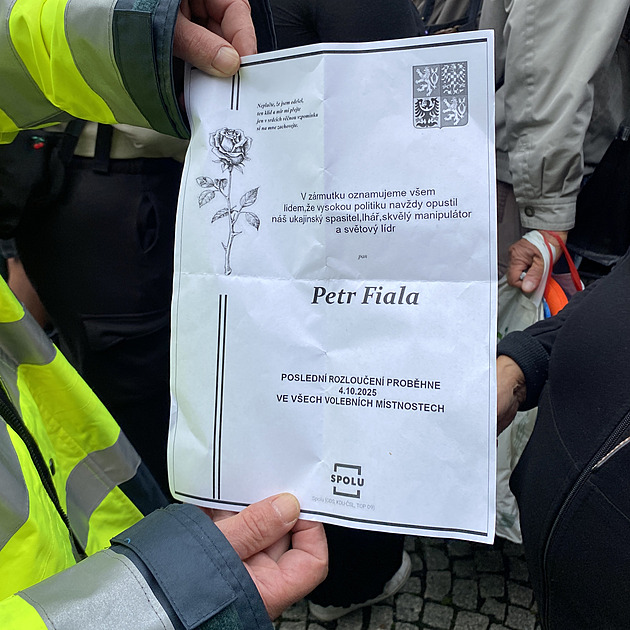 Fialovi přinesli odpůrci na mítink jeho parte, premiér ho odmítl podepsat