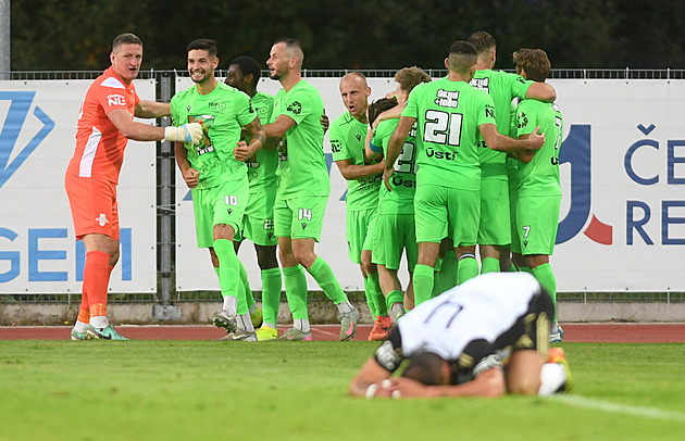 Ústecký trenér Habanec je v nemocnici. Vyhráli jsme pro něj, vzkázal tým