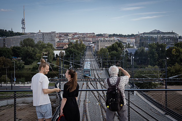 OBRAZEM: Lidé se dočkali krásného výhledu na Prahu. V Bubnech otevřeli nádražní terasu