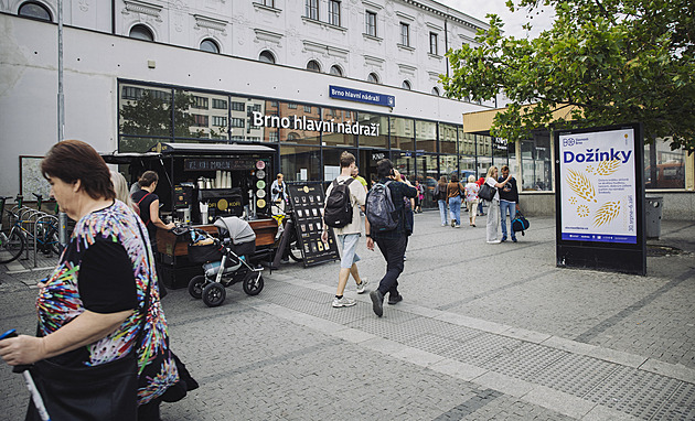 Pokuty? Ne, zabavená láhev je újma. U nádraží v Brně je teď větší klid