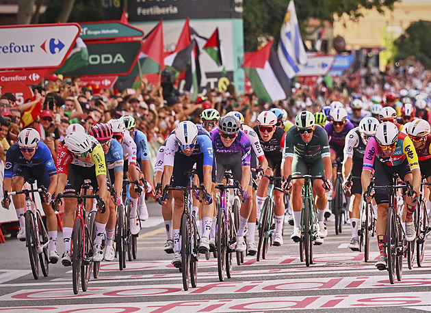 Další skandál. Propalestinští aktivisté na Vueltě způsobili pád Itala Petilliho