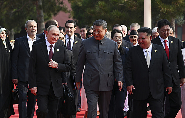 Vojenská přehlídka v Číně. Si, Putin a Kim se společně prošli na červeném koberci