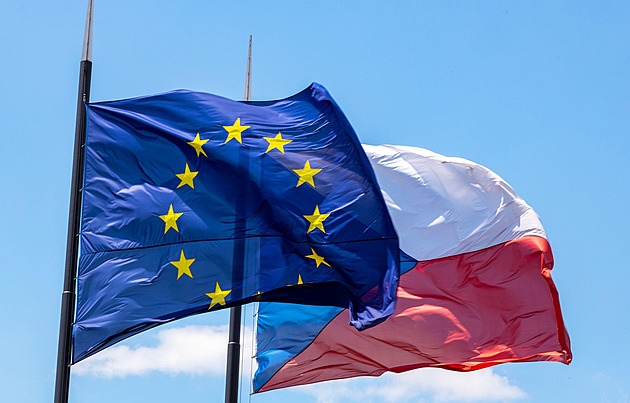 Většina Evropanů chce silnější EU, nejvíc brblají Češi, ukázal průzkum