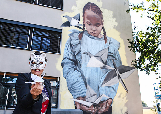 Legenda o uzdravení. Umělkyně namalovala děvčátko s origami na zeď onkologie