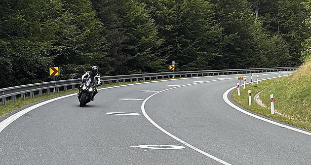 Přejíždění motorkářů do protisměru má na Červenohorském sedle omezit nové značení