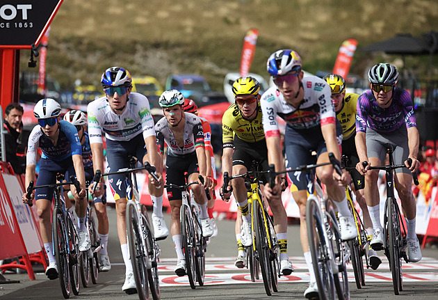 Vuelta ONLINE: Kopcovitý den. Peloton před ostrým startem zastavili aktivisté