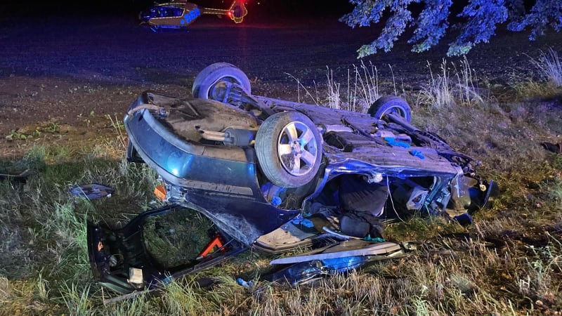 Automobil se převrátil na Kutnohorsku na střechu. Pro zaklíněného řidiče letěl vrtulník