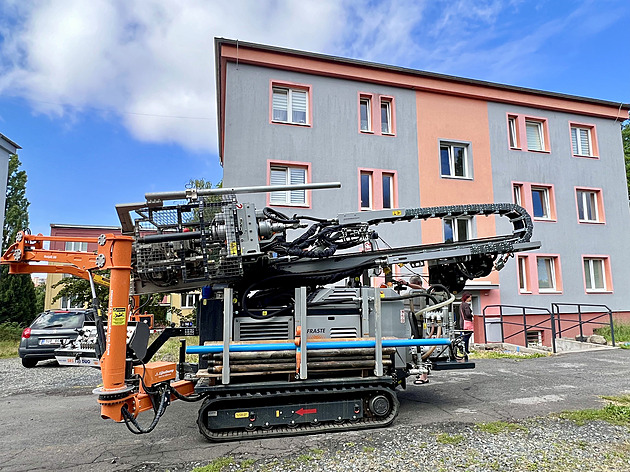 Jak pracuje podloží nestabilního domu v Chomutově? Zmapují to hloubkové sondy