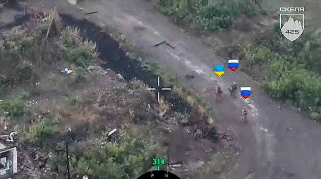 VIDEO: Ukrajinský voják se vydával za Rusa. Pak nepřátele zblízka postřílel