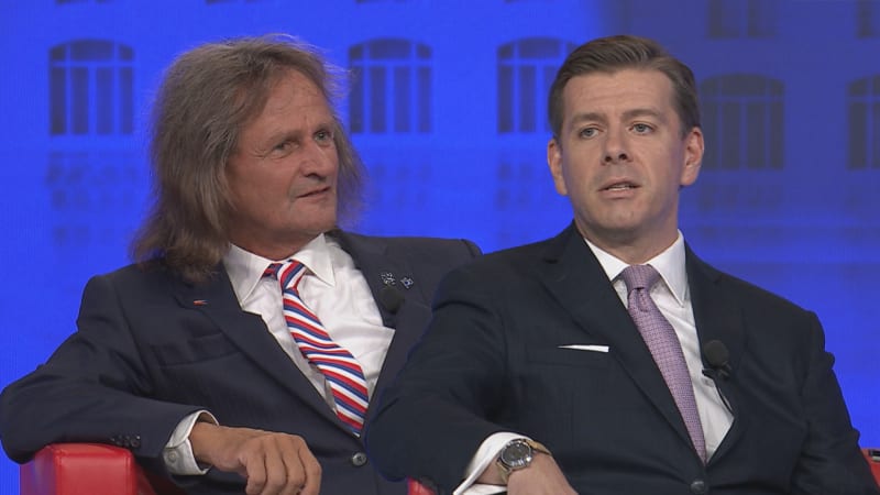 Česko směřuje do pekla, hřímal Ševčík. Nejsme spálenou zemí, máme našlápnuto, odvětil Skopeček