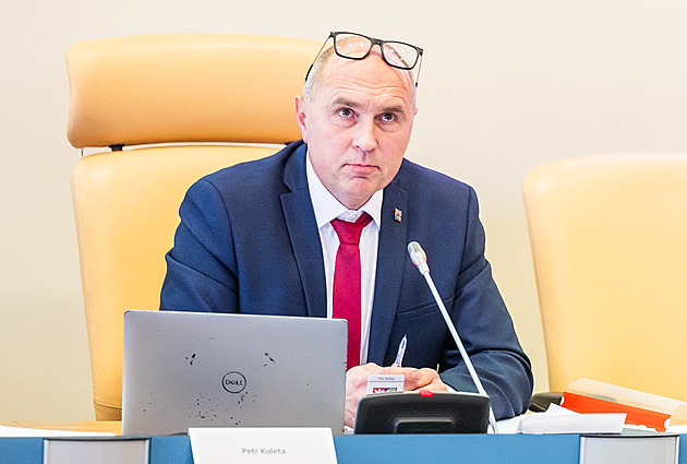 Hejtman ve videích tepe „teplá místa“. Vadíme, tvrdí propuštění politici