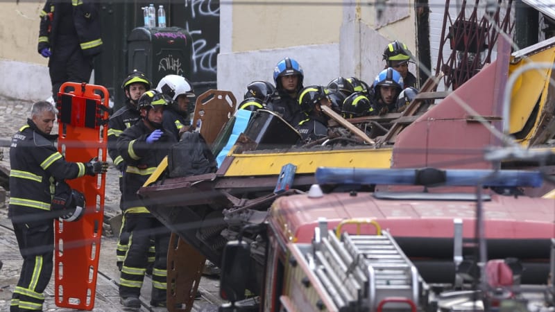 Fatální nehoda lisabonské lanovky: 17 lidí zemřelo, řada pasažérů zůstala zaklíněna ve voze