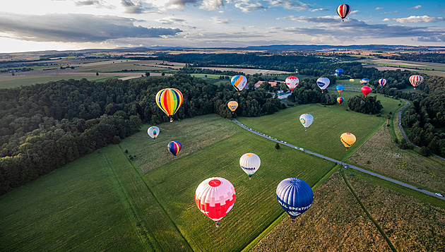 Hradec chce rekord, vzlétne 80 balonů. Louka s modráskem to snad přečká