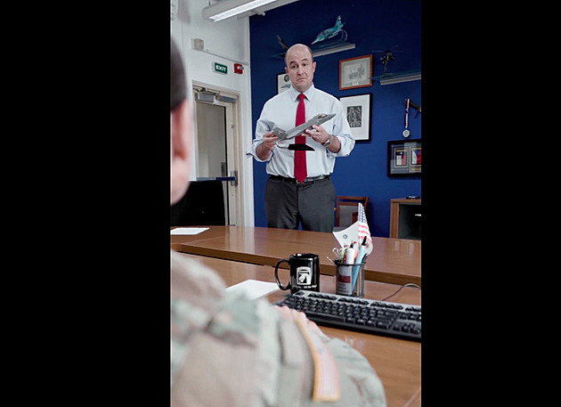 Teď! Teď tu byl. Nový šéf americké ambasády se představil po cimrmanovsku