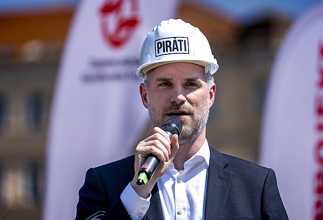 Piráti jdou do voleb se vším, co mají. O Hřibovi mám pochybnosti, říká politolog