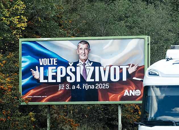 Růžoví Starostové i temné SPD. Bůh Babiš objímá národ, hodnotí experti billboardy