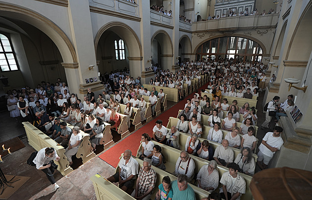 Stovky lidí přišly v centru Prahy a do kostelů uctít dětské oběti v Pásmu Gazy