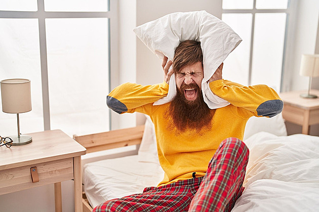 Jsem obklíčený třemi důchodci. Řvoucí televize mi nonstop ničí život