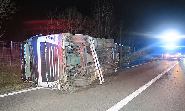 Stovky litrů nafty vytekly na D5 po nehodě kamionu, směr Rozvadov je zavřený
