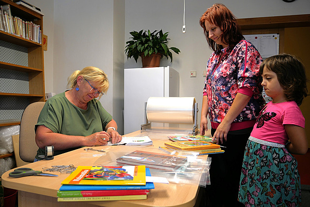 Hravě si poradí i s nestandardními formáty. Učebnice nejlépe balí v knihovně