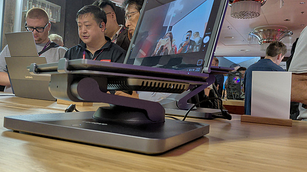 Chytrý stojánek vás nespustí z očí, až to může někoho děsit