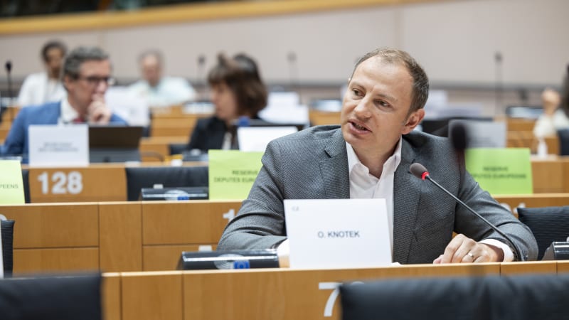Tvrdá kritika Knotka z ANO: Jsme v šoku, zpochybňujete vědce, vzkazují mu europoslanci 