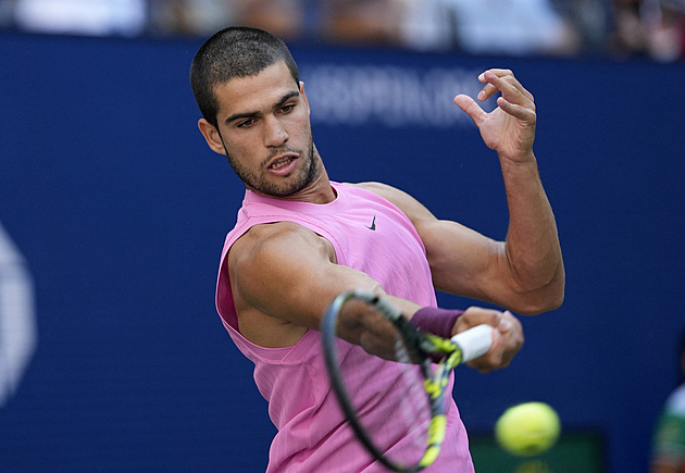 Alcaraz jasně přehrál Djokoviče a je prvním finalistou US Open, hrát bude Sinner