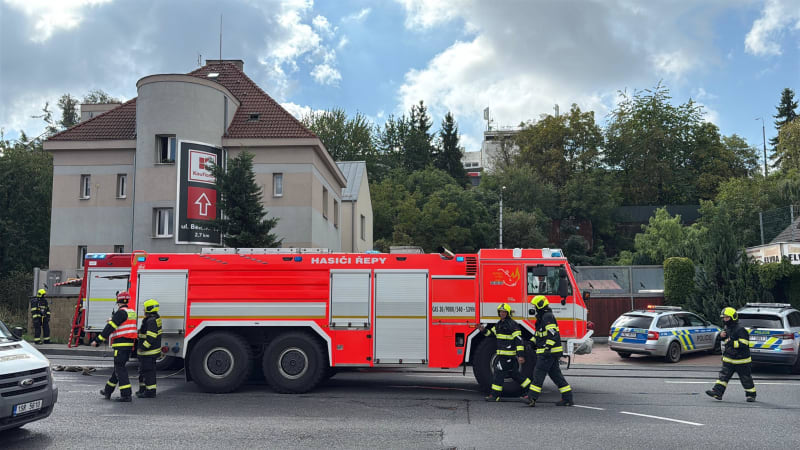 Požár bytového domu v Praze: Hasiči bojovali s ohněm, museli evakuovat desítky lidí
