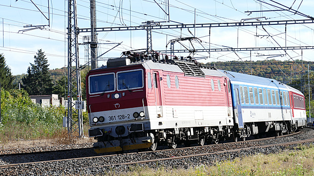 Rychlík srazil mezi Libní a Běchovicemi člověka, provoz na koridoru stojí