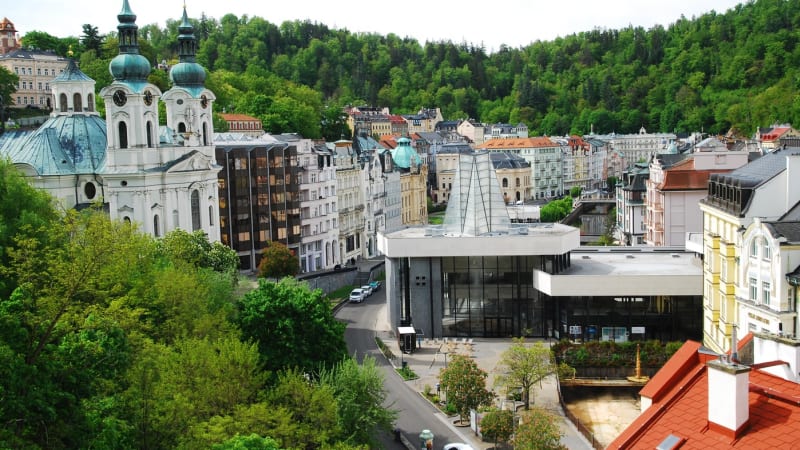 Blízko k tragédii: Mezi lidi v Karlových Varech spadl strom. U stánku zranil člověka