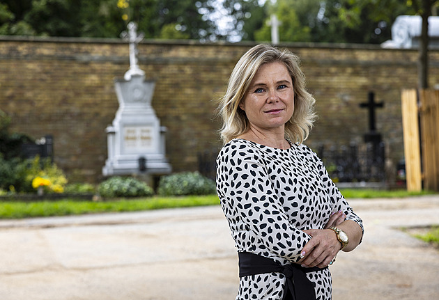 Někdo se nesmíří se smrtí blízkého a chodí spát na hrob, líčí ředitelka hřbitovů