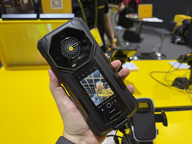 Ohromná smartphonová cihla má na zádech překvapivou věc