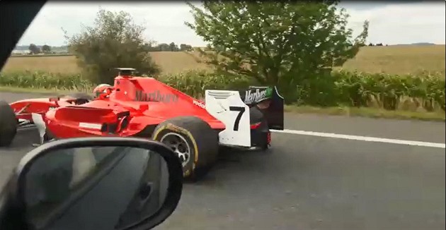 Po dálnici D4 se ráno proháněla formule. Policisté řidiče dohnali až doma