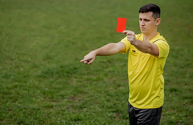 Šílenost! Trenér dorostenců škrtil mladého rozhodčího, zasahovalo 12 policistů