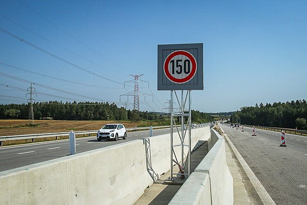 Nová rychlost, staré značky. Na úseku se stopadesátkou nebude digitální značení