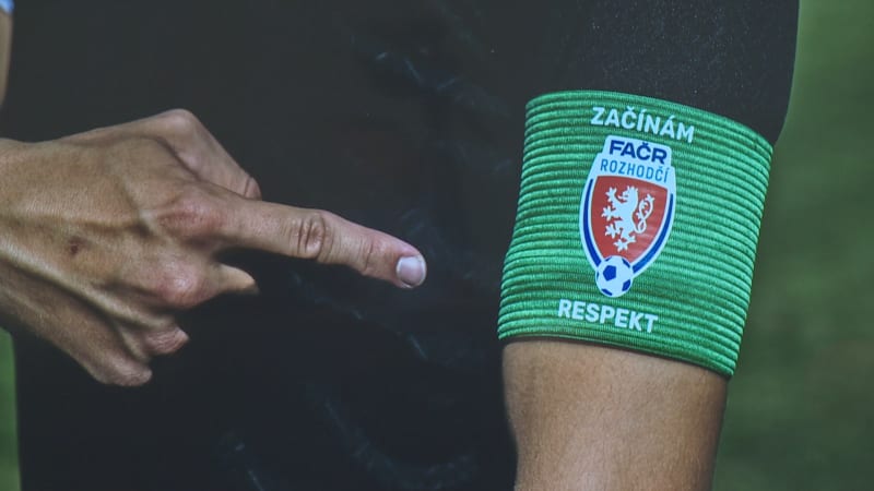 Fotbalový skandál: Trenér škrtil v Meziboří rozhodčího, hromadnou rvačku rozehnali policisté