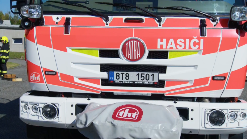 VIDEO: Rybář nahodil a chytal. Auto mu za zády sjelo do vody, museli zasáhnout potápěči