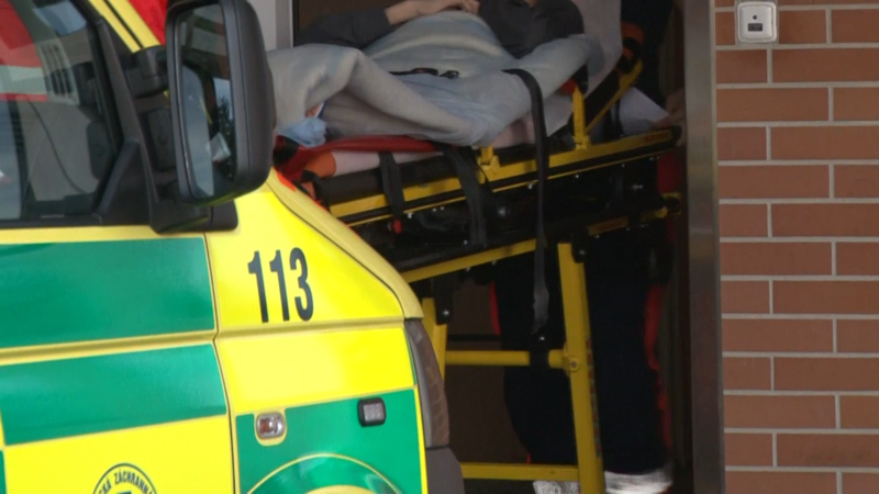 Záchranáři ošetřili v centru Prahy tři lidi v bezvědomí, spekuluje se o úniku plynu