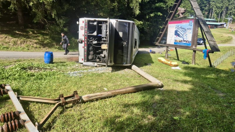 Autobus se studenty se převrátil ve Starých Hamrech: Zranilo se přes 30 cestujících