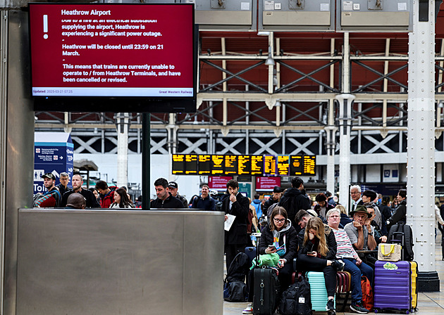 Evakuace na letišti v Londýně. Kvůli hrozbě nebezpečného materiálu uzavřeli terminál