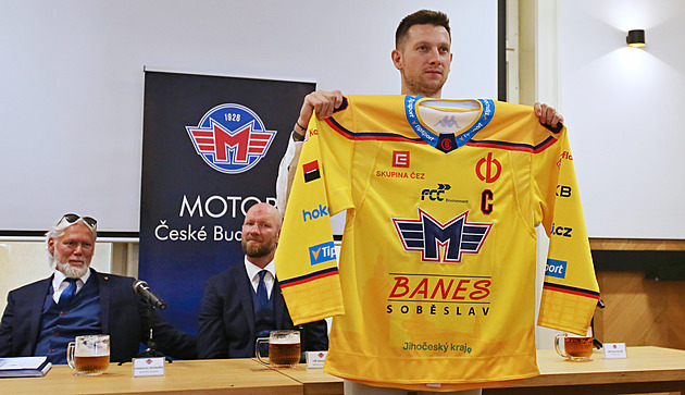 Posila hned kapitánem, Bulíř si dobíral Gulaše. Tým musíme být i na obědě, hlásí