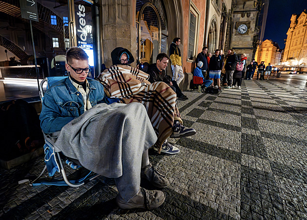 „Pražská“ kniha Dana Browna táhne, lidé ve frontě u radnice i nocovali