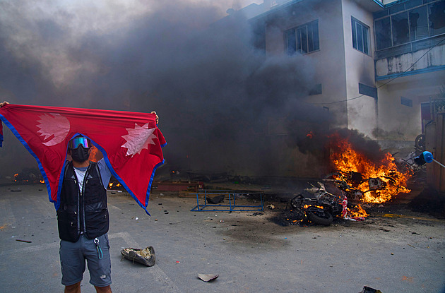 V Nepálu zapálili parlament. Protesty po zákazu sítí smetly premiéra, 19 mrtvých