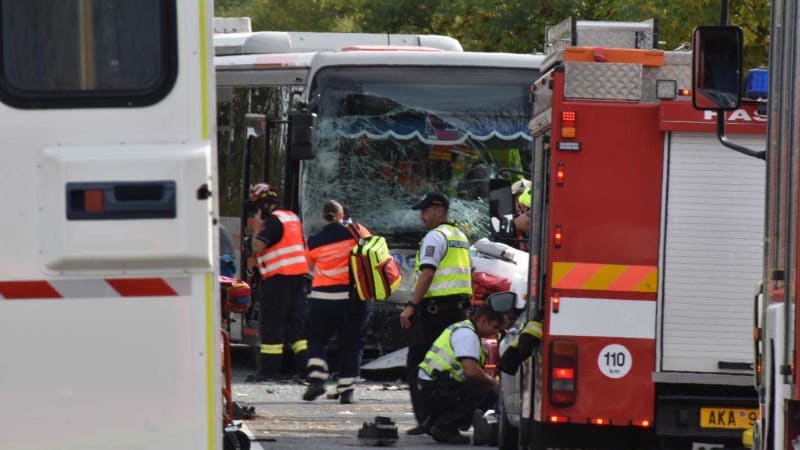 Vážná nehoda čtyř vozidel a autobusu u Kojetic: 11 zraněných, silnice je uzavřena