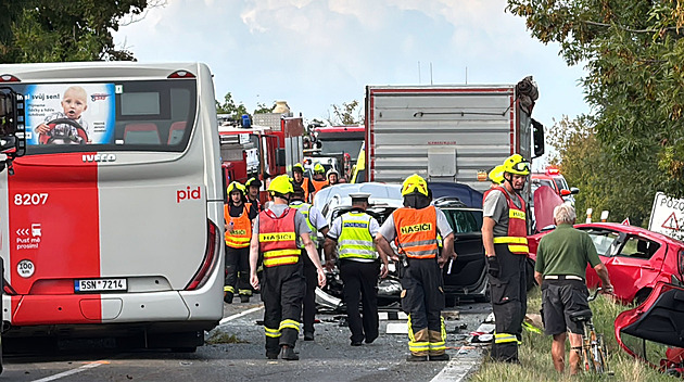 Srážka několika aut s autobusem uzavřela silnici na Mělnicku. Zranilo se 11 lidí