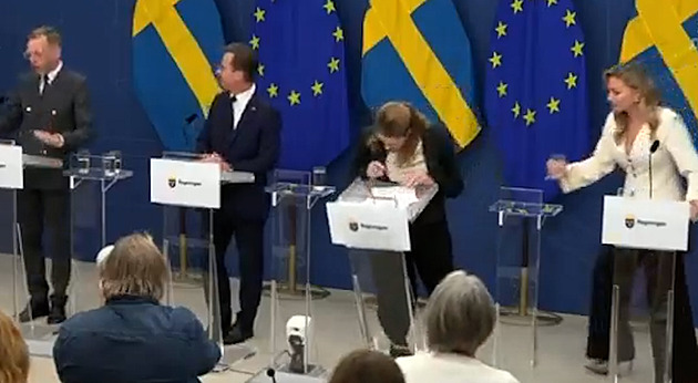 Kolaps první den v úřadu. Švédská mistryně zdravotnictví omdlela na konferenci