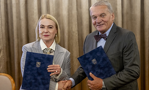 Stvrzeno podpisy. V pražské letecké záchrance budou létat armádní lékaři