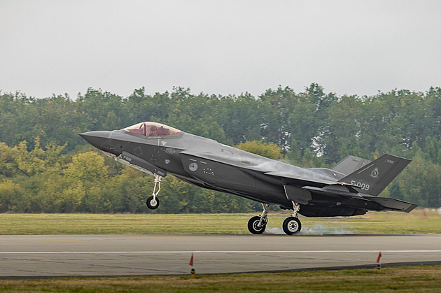 Stíhačky podpořil speciální boeing. Expert popisuje, jak se Polsko ubránilo dronům